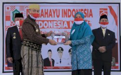 Bupati Takalar Serahkan Masker Usai Ikut Upacara Secara Virtual