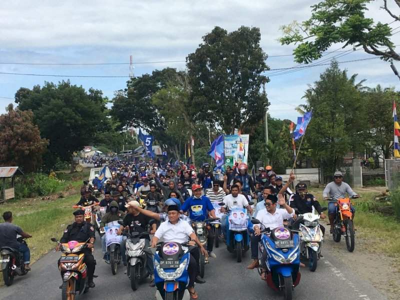 Masyarakat Tumpah Ruah Saksikan Pengukuhan Tim Pemenangan Kecamatan Burau Ibas-Rio
