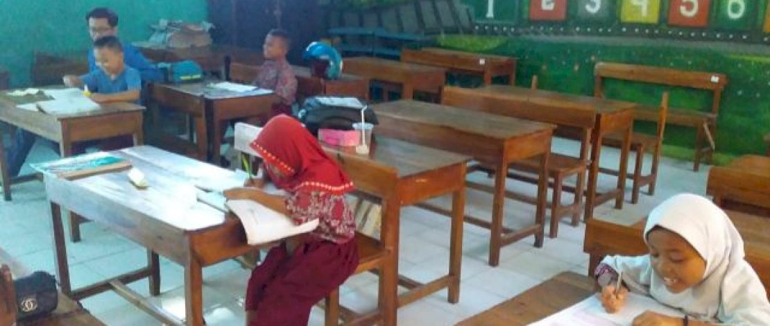 Mahasiswa KKN-E UNIFA Ajari Siswa yang Kesulitan Belajar Daring 