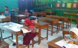 Mahasiswa KKN-E UNIFA Ajari Siswa yang Kesulitan Belajar Daring 