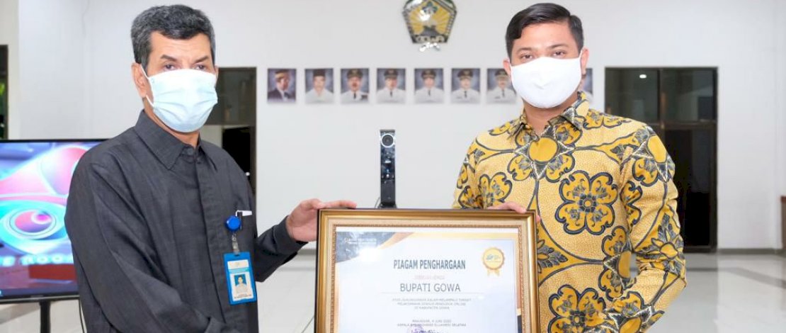 Kepala BPS Kabupaten Gowa, Usman memberikan penghargaan kepada Bupati Gowa, Adnan Purichta Ichsan.