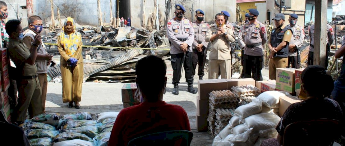 Brimob Parepare Berikan Bantuan kepada Korban Kebakaran