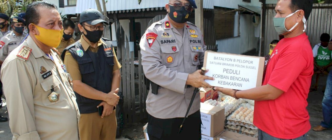 Brimob Parepare Berikan Bantuan kepada Korban Kebakaran