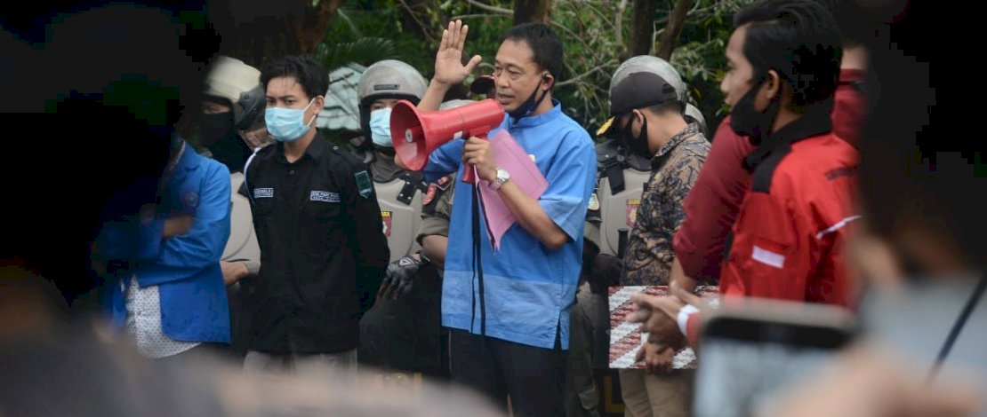 Demo Tolak Omnibus Law Cipta Kerja di kantor DPRD Kota Parepare, Jumat (9/10/2020). Foto/Kifly
