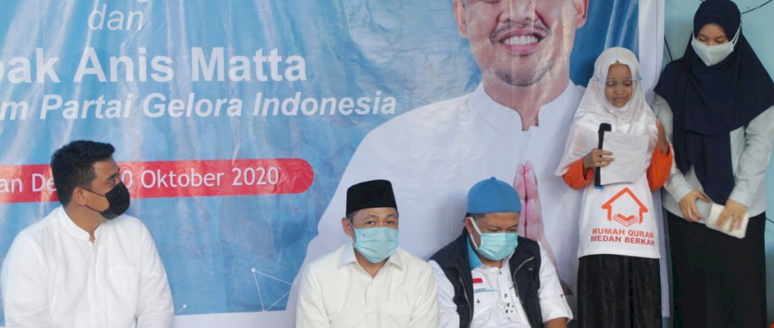 Salah seorang santri membacakan surat cinta di depón Anis Matta, Fahri Hamzah dan Bobby Nasution.