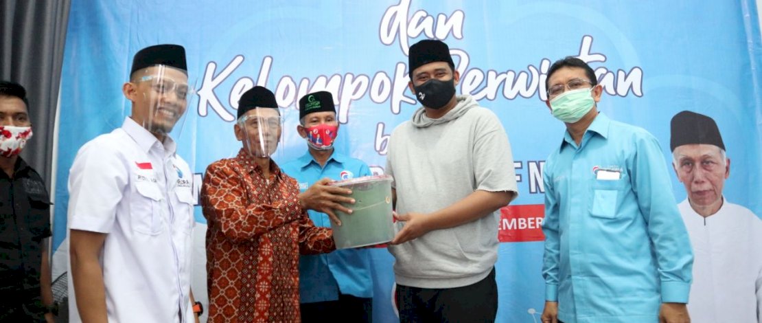 Bobby Nasution menerima hail UMKM warga Ladang Bambu.