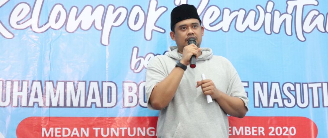 Bobby Nasution menerima hail UMKM warga Ladang Bambu.