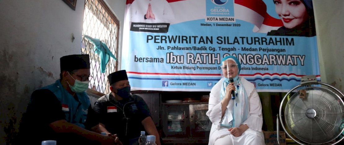 Ratih Sanggarwati bersama ibu-ibu perwiritan di Jalan Pahlawan, Kota Medan, Senin (1/12/2020)