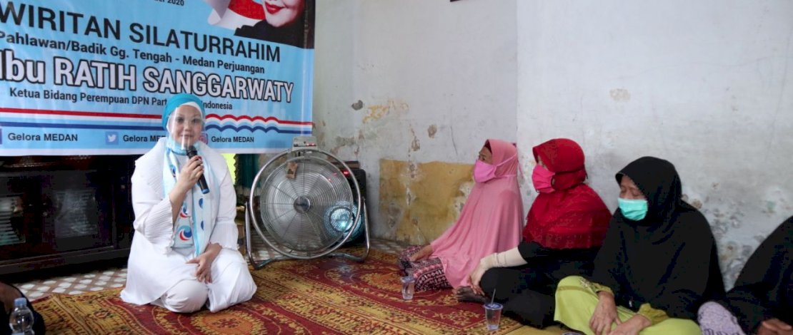 Ratih Sanggarwati bersama ibu-ibu perwiritan di Jalan Pahlawan, Kota Medan, Senin (1/12/2020)