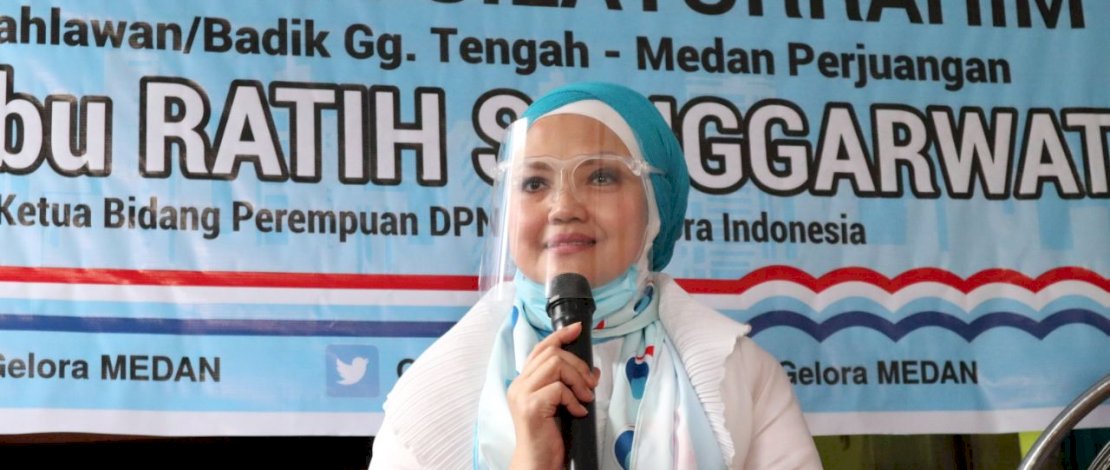 Ratih Sanggarwati bersama ibu-ibu perwiritan di Jalan Pahlawan, Kota Medan, Senin (1/12/2020)