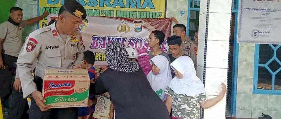 Perwakilan personil Sat Sabhara Polres Gowa, Jumat (03/04/2020) bertempat di Jalan, Andi Mallombassang, Kel.Sungguminasa, Kab.Gowa melaksanakan Bantuan Sosial