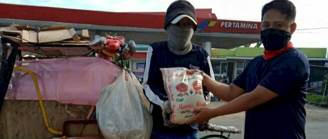 Tim donasi gerakan 1000 karung beras menyalurkan bantuan ke tukang becak di Kabupaten Gowa