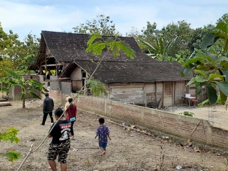 Cara Pria di Ngawi Pindahkan Rumah dalam Semalam