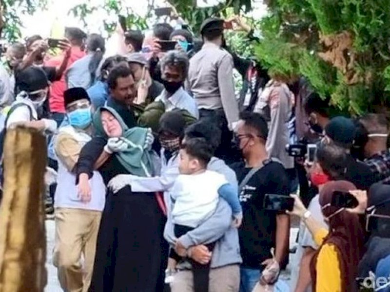 Sang Istri Pingsan Saat Jenazah Didi Kempot Dimakamkan
