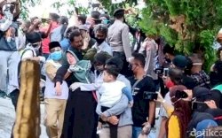 Sang Istri Pingsan Saat Jenazah Didi Kempot Dimakamkan