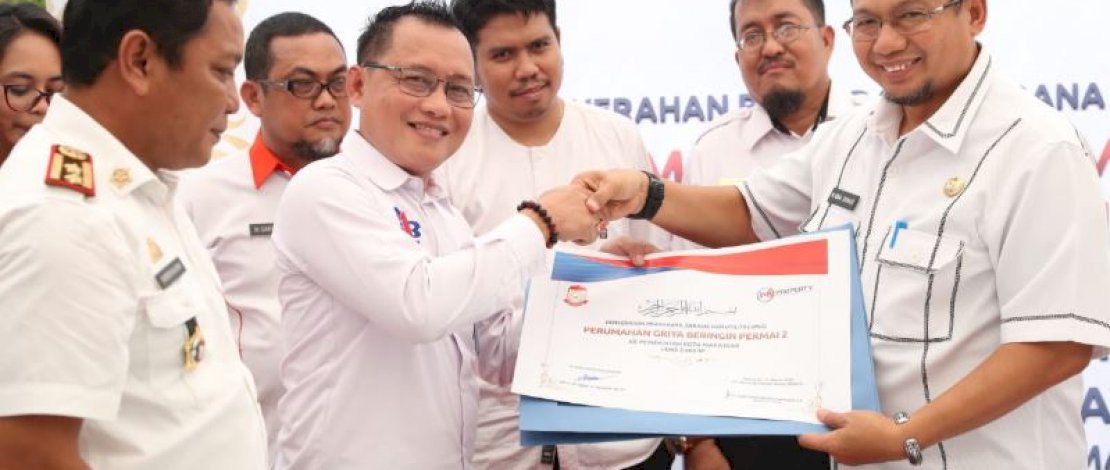 Pj Wali Kota Makassar, Muh Iqbal Suhaeb menerima PSU dari perusahaan pengembang.