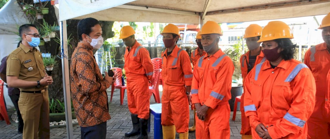 Pj Wali Kota, Prof Rudy Djamaluddin berdialog dengan petugas kebersihan. Pj Wali Kota, Prof Rudy Djamaluddin berdialog dengan petugas kebersihan.