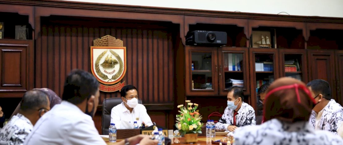 Pj Wali Kota Makassar, Prof Rudy Djamaluddin, menerima pengurus PGRI Kota Makassar.