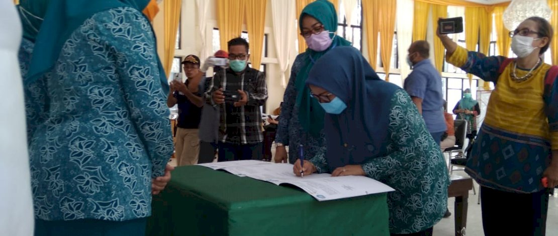 Penyerahan bantuan sembako oleh Tim PKK Sulsel.