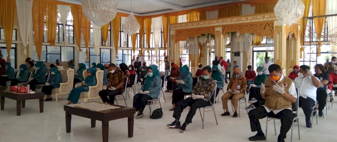 Penyerahan bantuan sembako oleh Tim PKK Sulsel.