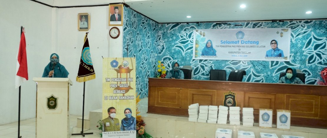 TP PKK Takalar menggelar berbagi di bulan ramadan.