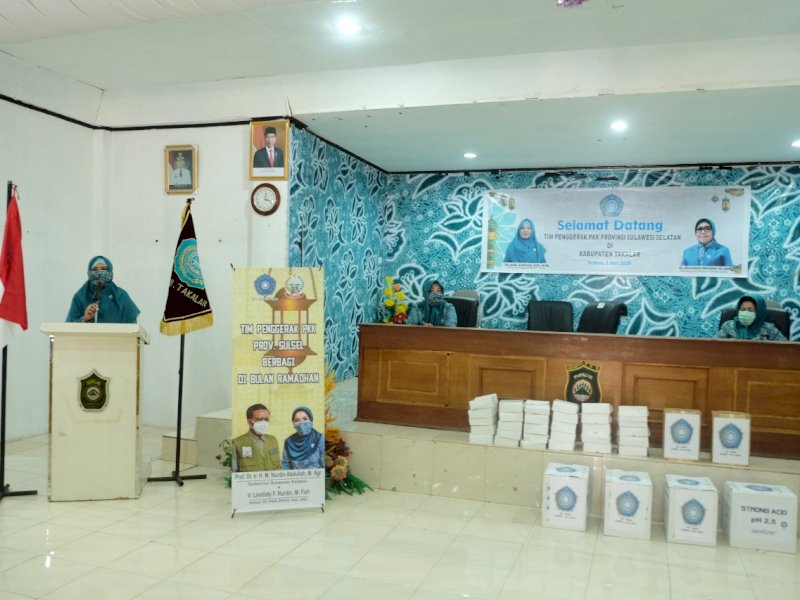 Berbagi di Bulan Ramadan, TP PKK Sulsel dan TP PKK Takalar Bagi-bagi Nasi Kotak