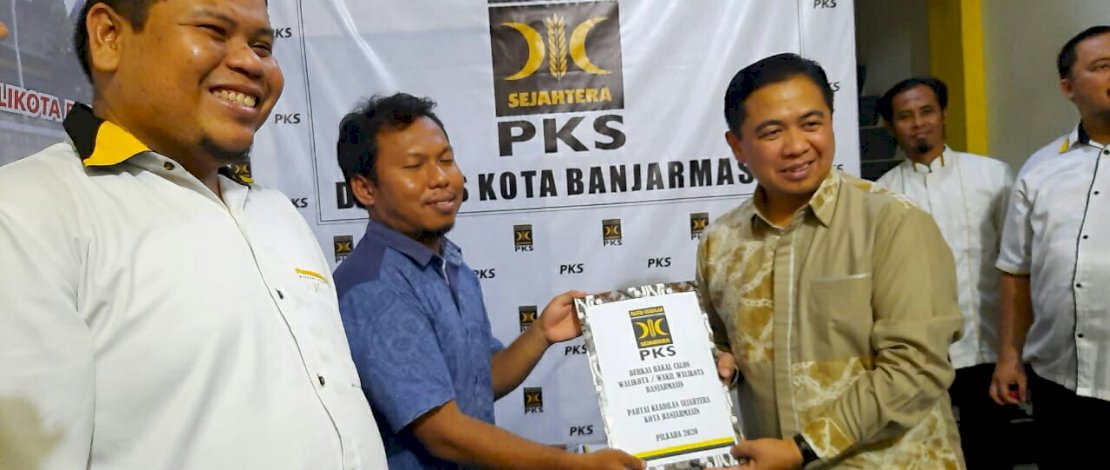Ketua PKS Banjarmasin, Hendra (kiri).