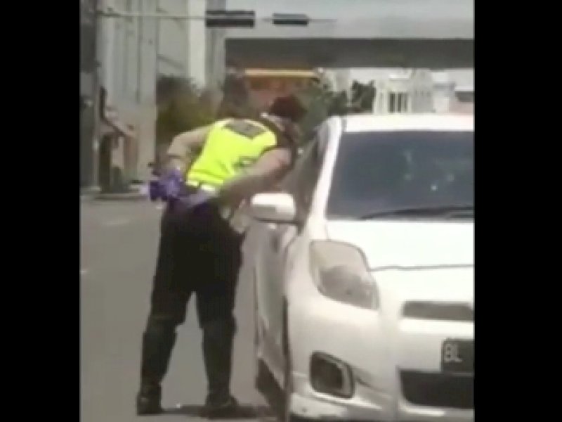 Heboh Oknum Polisi Diduga Pungli Lalu Ludahi Pengendara Mobil