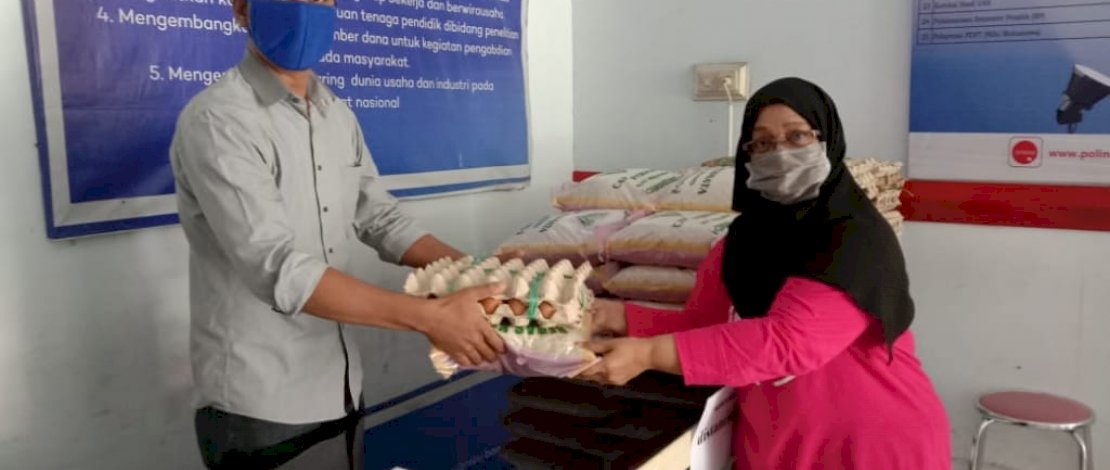 Direktur Polinas M Abduh Idris, MM, memberikan bantuan sembako dan uang tunai kepada staf dan karyawan. Direktur Polinas M Abduh Idris, MM, memberikan bantuan sembako dan uang tunai kepada staf dan karyawan.