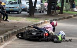 2 Remaja Tabrak Polisi hingga Patah Tulang