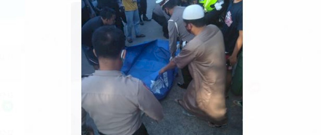 Jasad Ipda Indri saat dimasukkan ke dalam kantong mayat.