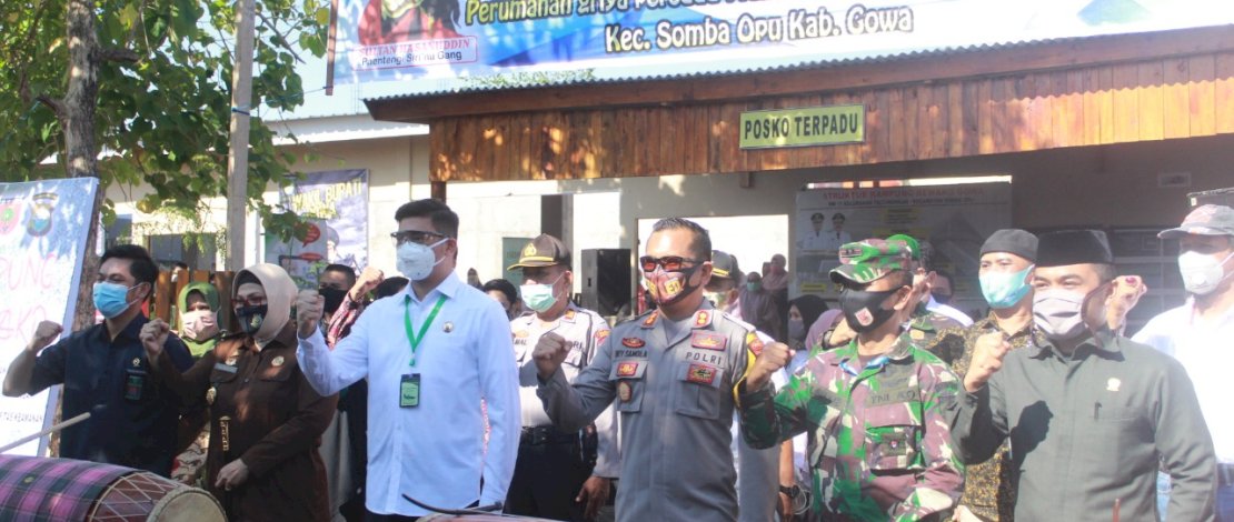 Bupati Gowa, Adnan Purichta Ichsan, saat meresmikan kampung Rewako.