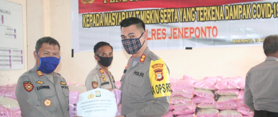 Kapolres Jeneponto, AKBP Ferdiansyah (kanan), menyerahkan beras secara simbolis ke polsek-polsek.