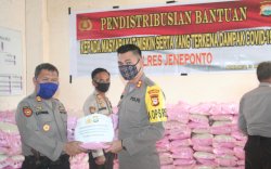 Polres Jeneponto Serahkan Secara Simbolis 10 Ton Beras untuk Warga Terdampak Covid-19