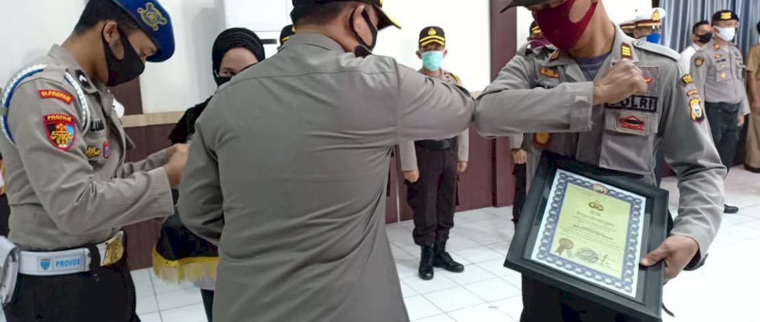 Kapolres Sinjai dan Kapolsek Sinjai Utara, salam siku usai pemberian pengharagaan. Kapolres Sinjai dan Kapolsek Sinjai Utara, salam siku usai pemberian pengharagaan.