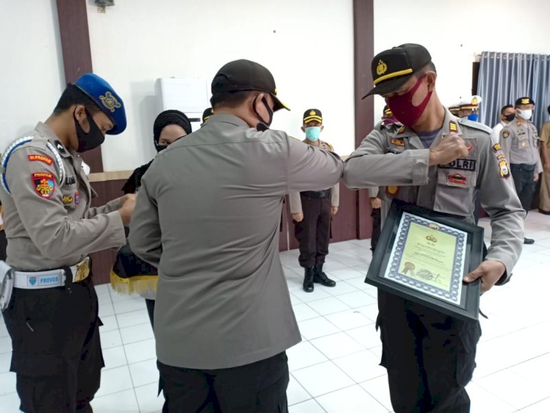 Berprestasi Peduli Covid-19, Personel Polres Sinjai Diganjar Penghargaan dari Kapolres