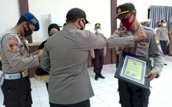 Berprestasi Peduli Covid-19, Personel Polres Sinjai Diganjar Penghargaan dari Kapolres