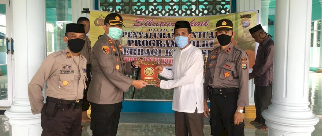 Kapolres Sinjai, AKBP Iwan Irmawan, menyerahkan bantuan Al-Qur'an kepada pengurus masjid Rayatul Himayah di Desa Panaikang, Sinjai Timur. Kapolres Sinjai, AKBP Iwan Irmawan, menyerahkan bantuan Al-Qur'an kepada pengurus masjid Rayatul Himayah di Desa Panaikang, Sinjai Timur.