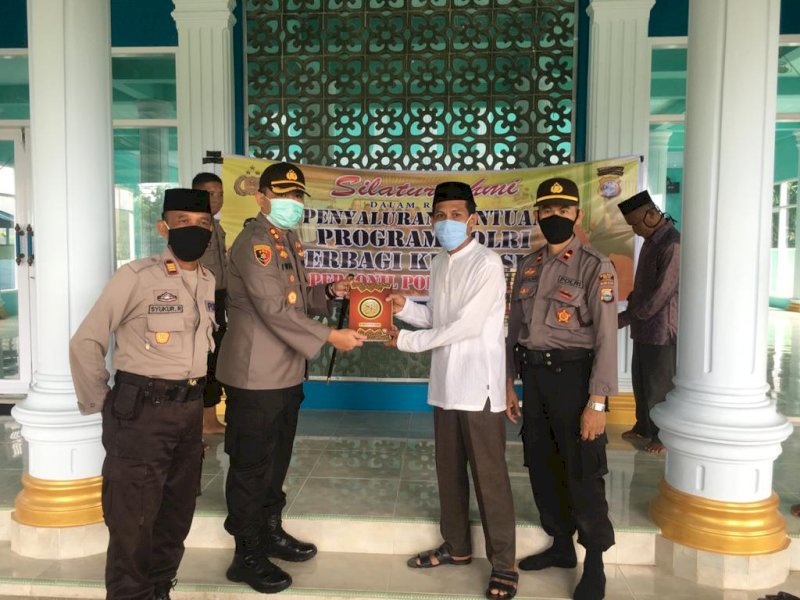 Peduli Agama, Kapolres Iwan Serahkan Bantuan Al-Qur'an di Sinjai Timur
