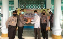 Peduli Agama, Kapolres Iwan Serahkan Bantuan Al-Qur'an di Sinjai Timur