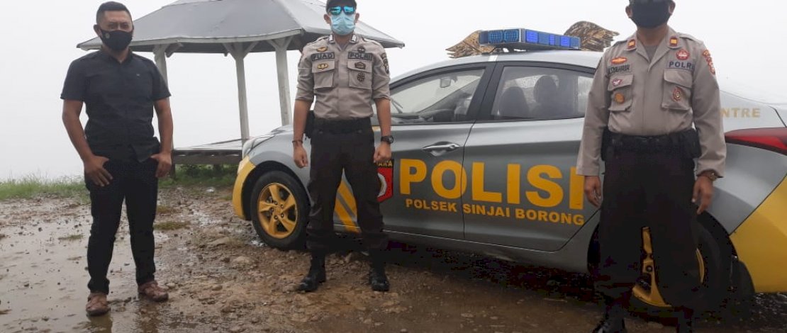 Polsek Sinjai Borong sedang patroli memantau wilayahnya.