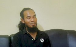 Pria Ini Lempar Kaca Masjid Gegara Sandal Hilang Usai Salat