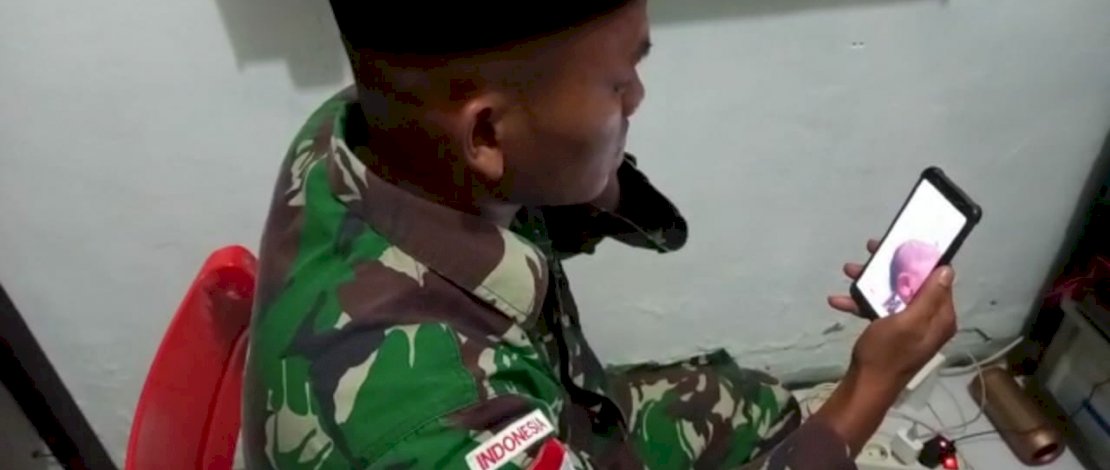 Praka Saiful Bahri mengazani putri pertamanya lewat video call dari perbatasan Papua Nugini.