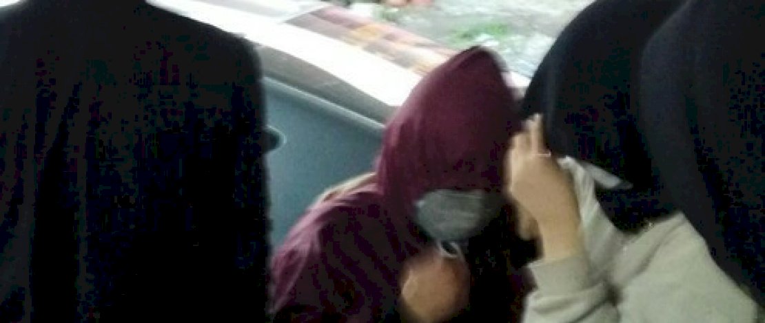 Pars tersangka dan saksi pemerkosaan mahasiswi saat diamankan.