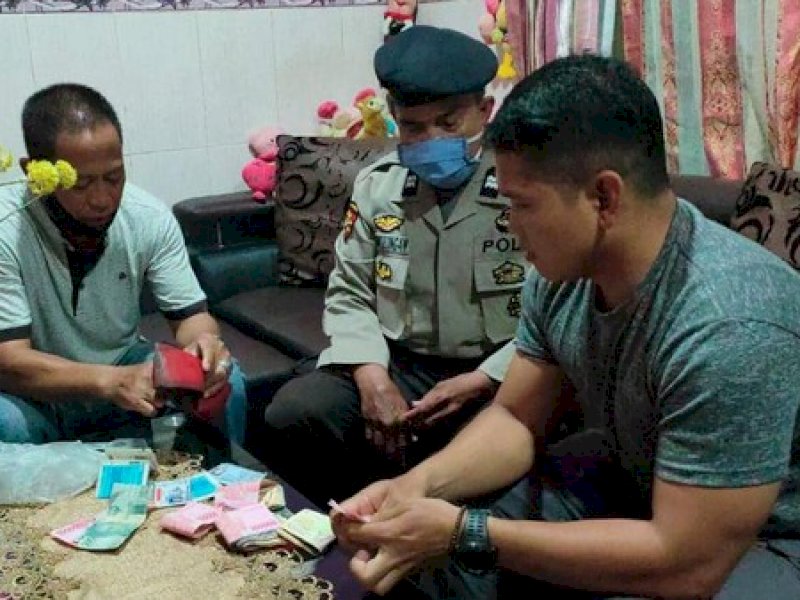 Kejujuran Penjual Daging Asal Gowa, Kembalikan Uang Rp12 Juta yang Dia Temukan