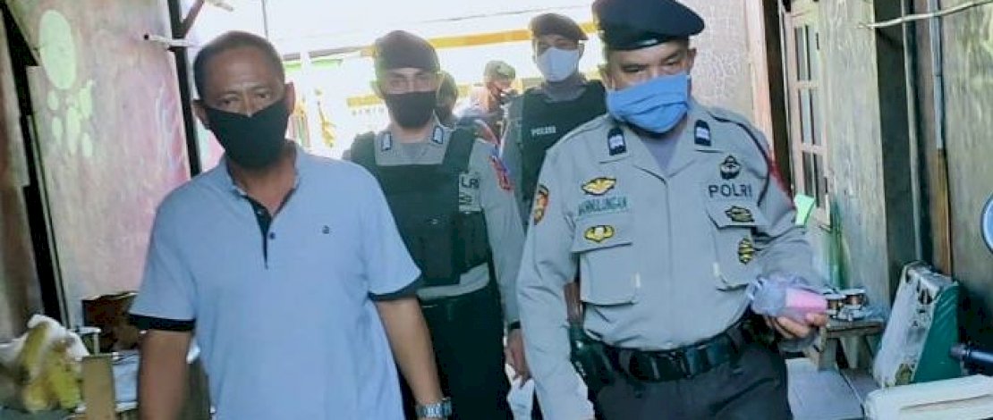 Gani (kiri), mengembalikan uang Rp12 juta yang dia temukan ke pemiliknya.