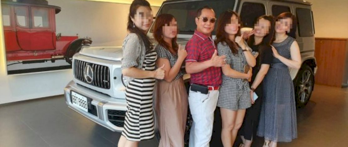 Pria Ini Hidup dengan 4 Istri dan 16 Selingkuhan Dalam Serumah