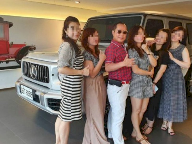 Pria Ini Hidup dengan 4 Istri dan 16 Selingkuhan Dalam Serumah