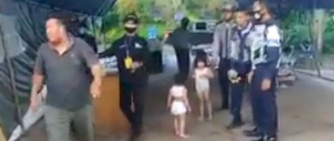 Capture video pria serahkan dua balitanya ke petugas.