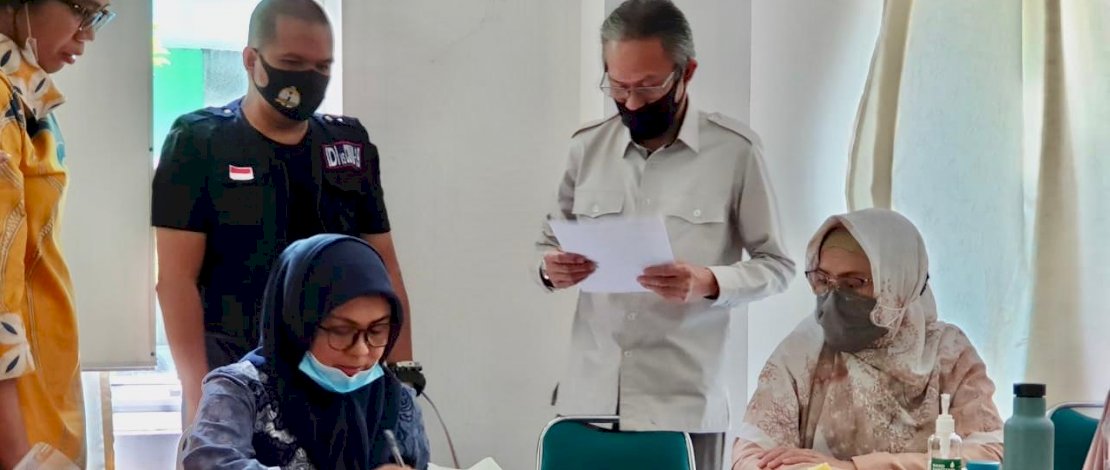 Penandatanganan pemindahan Akbid InaU ke UIM, jadi Prodi Kebidanan. 